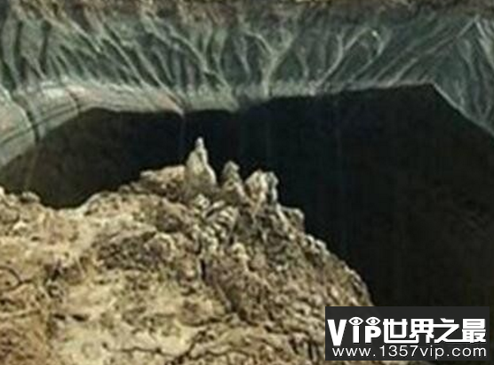 俄罗斯末日天坑内部照片，神秘洞穴底部惊现超深冰湖