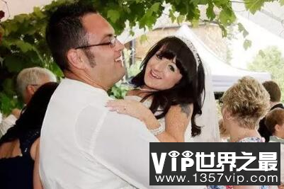 世界最小新娘Amandala完婚 身高81厘米孩子6岁