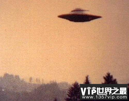 美军飞行员遇UFO，不知所措大喊“天呐”！