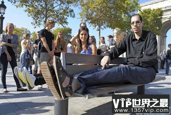 世界上最大的脚，长达0.4米(比小孩还高)(www.5300tv.com)