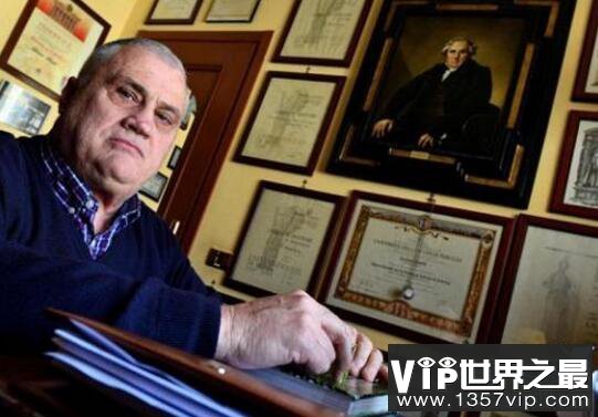 世界上拥有最多大学学位的人，15个学士和硕士学位(www.5300tv.com)