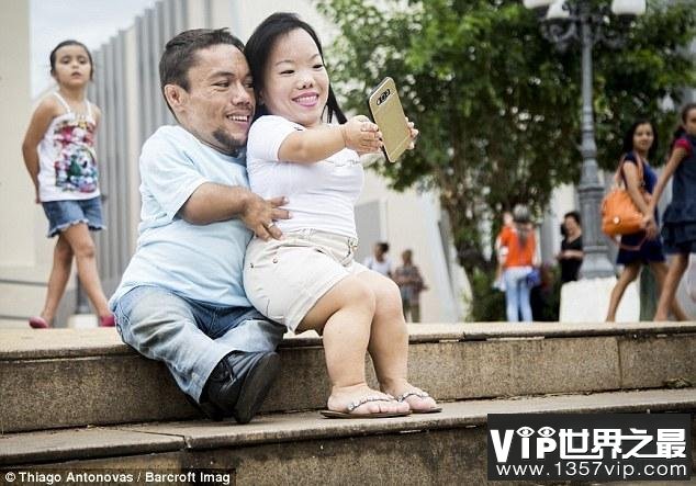 世界上最矮的夫妻，身高均不足0.9米(一对小矮人)(www.5300tv.com)