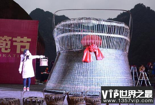 天下第一大火篼，需要12个人牵手才能环抱(www.5300tv.com)