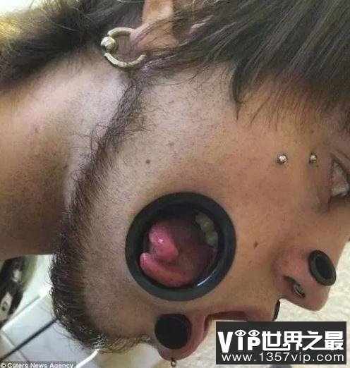 脸部拥有最多人肉隧道的人，舌头牙齿清晰可见(恐怖)(www.5300tv.com)