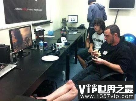 世界上连续玩游戏时间最长的人，135小时50分钟(www.5300tv.com)