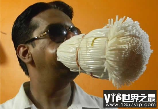 世界第一大嘴，轻松塞1个易拉罐和5个高尔夫(www.5300tv.com)