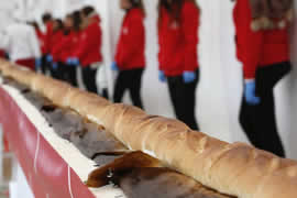 世界上最长的法棍面包，60人制作(长121米)