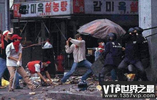 韩国光州事件经过，军队向平民开火(上万人死亡)