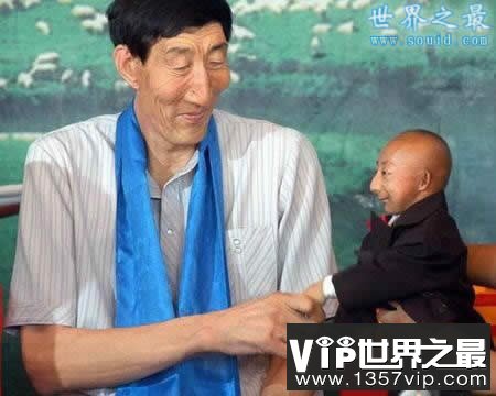 中国最高的人，吉尼斯认证鲍喜顺(2.36米)(www.5300tv.com)