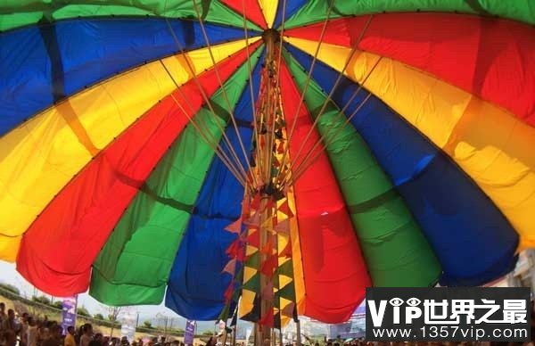 世界上最大的伞，高14米直径23米(图)(www.5300tv.com)