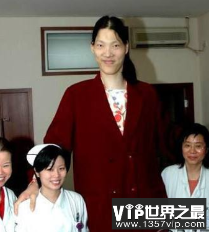 世界上最高的女人：曾金莲，身高2.48米(已去世)