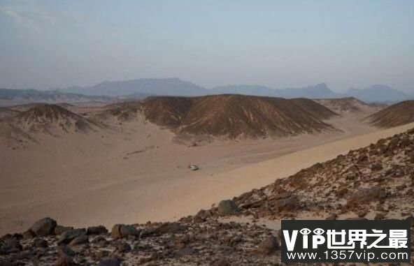 世界上最黑的沙漠：埃及黑色沙漠，黑的像煤一样的沙漠