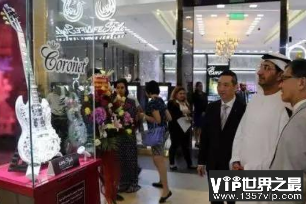 世界上最昂贵的吉他：水晶与钻石裹身的天价吉他(价值1300万)