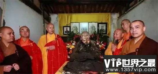 【肉身活佛为什么不腐烂】和尚死后坐缸肉身不腐其实是防腐药草在作怪