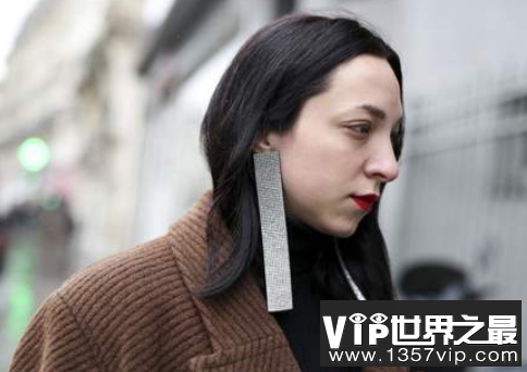 浮夸什么意思，行为和语言太过夸张(不切实际)