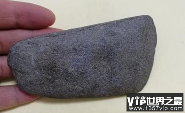 世界上最古老的斧头，5万年前的一小块岩石薄片