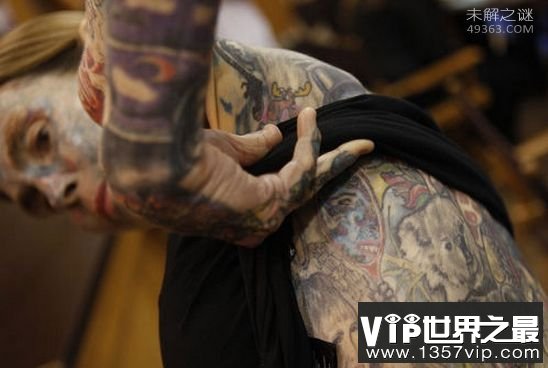 朱莉亚·吉娜斯“疯狂”纹身，用纹身遮挡阳光