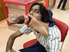 世界六大奇特橡胶人，他能用脚趾夹着瓶子喝水