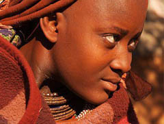 揭秘“500年前”非洲红泥部落：女人一生不洗澡红泥巴涂满全身