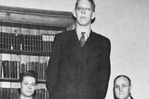 世界上最高的人：美国人罗伯特·沃德洛身高2.72米