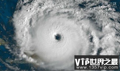 在飓风眼中非常的安全，风力相对较小且空气比较温暖