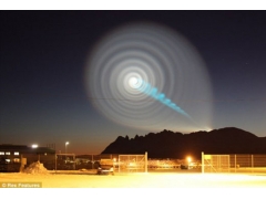 导弹还是UFO？数千人称夜空出现神秘螺旋光线