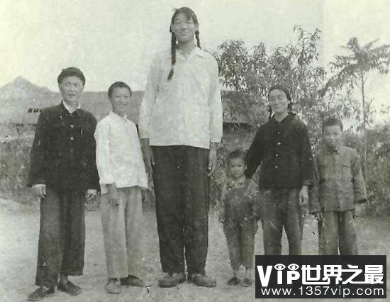 世界上最高的女人：曾金莲18岁身高2.48米(穿60码的鞋)