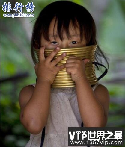 世界上脖子最长的人：帕督安部落人脖子70厘米，五岁开始拉长脖子