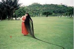 世界上最长的头发：阿萨•曼德拉头长16.7米重40斤(被压弯脊柱)