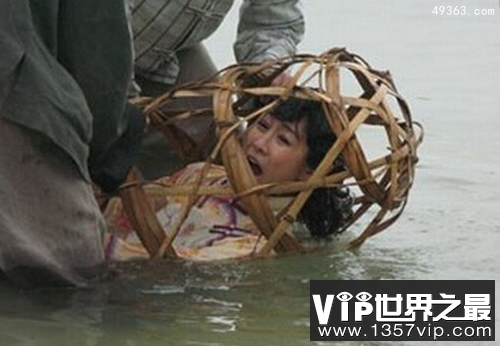 (胆小慎点)欧洲中世纪十大酷刑:乳房裂具惩罚通奸女人