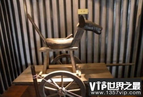 刑具：古代对待出轨女人的木马刑具