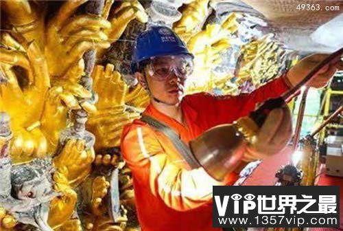 工人维修千手观音佛像,触发机关后解开千手观音佛像之谜