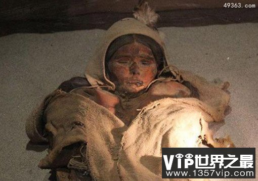 考古专家在楼兰遗址上挖掘出女干尸,4000年了仿佛刚刚睡去