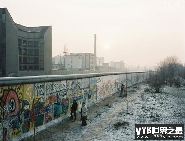 柏林墙延伸将近43公里，东德人为何要逃离？