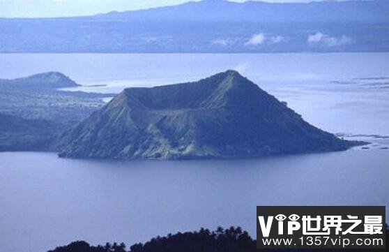 世界上最小的活火山，塔尔火山（相对高度仅200米）