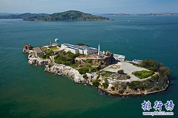 美国最严密的监狱:旧金山恶魔岛监狱,四面都是海和鲨鱼