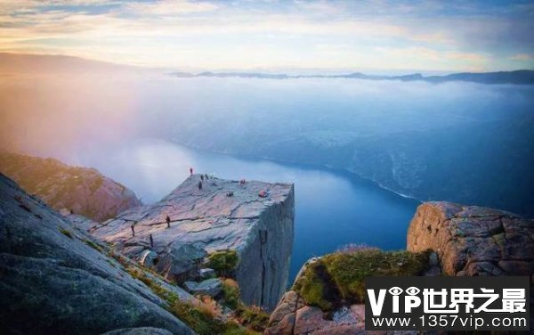 世界上最吓人的景点：挪威布道石垂直落差600米