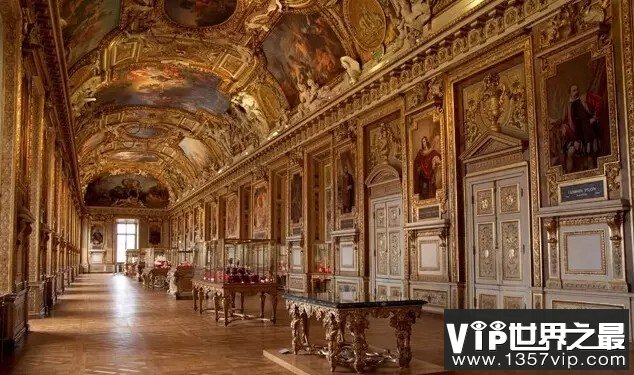 世界上著名的十大皇宫——卢浮宫