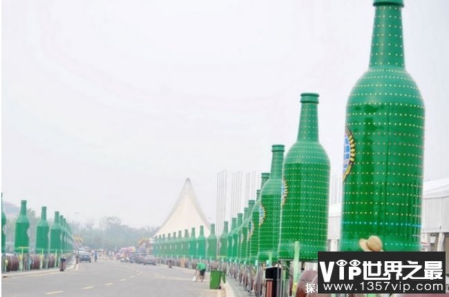 世界上最大的酒瓶 高4米可以装3664斤啤酒(2013年诞生)