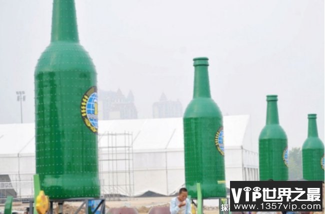 世界上最大的酒瓶 高4米可以装3664斤啤酒(2013年诞生)