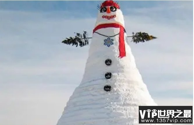 世界上最高的雪人 比自由女神像矮几英寸(自由雪女神)