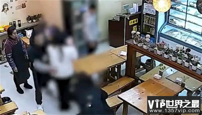 江西男子进门就要钱 居然还嫌一块钱少（强行要钱）