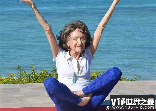 世界上年龄最大的瑜珈教练 百岁高龄的林奇(出生于印度)