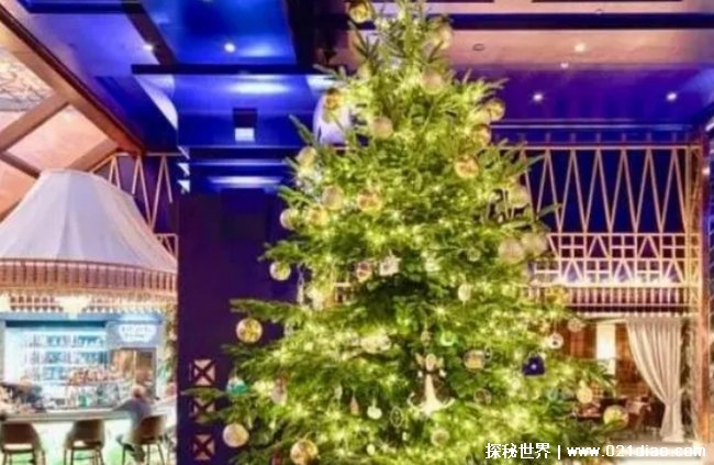 世界上最昂贵的圣诞树 价值1.05亿元人民币(高43.2英尺)