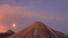 闪着蓝光的飞行物 在冰岛火山喷发时出现（无法解释）