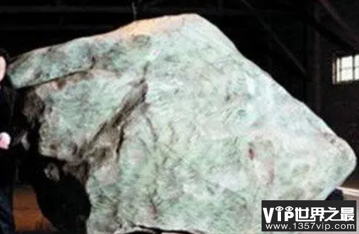 世界上最大的翡翠, 长度达到了5.79米(重达210吨)