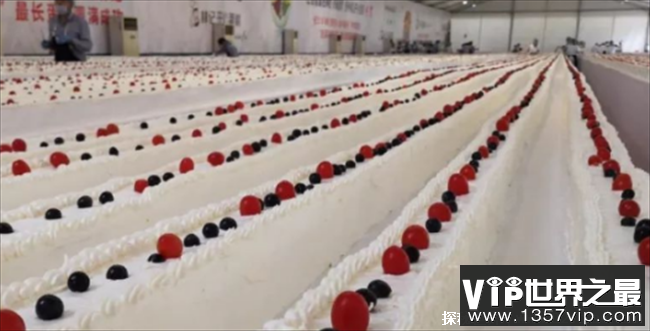 世界上最长蛋糕 长500米重14.5吨(打破世界纪录)