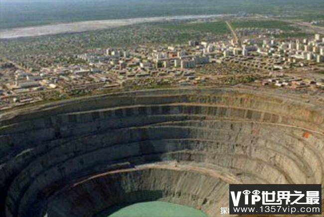 世界上最大的钻石矿场 数万亿克拉(珀匹盖陨石坑)