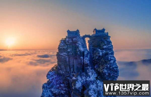 中国最险要的两座寺庙：横跨两座山峰，靠一座天桥连接