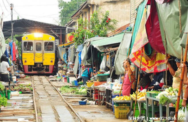 世界上最危险的菜市场 美功铁道市场位于泰国